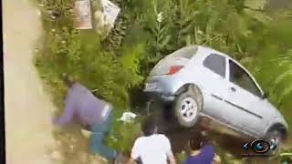 Carro Cai As Margens Do Rio Tijucas