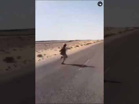 جندي مصري في سيناء يرقص رقصة حب الحياة