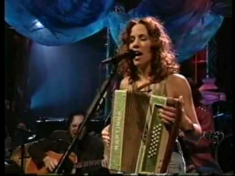 Video: Sheryl Crow Net Tsim Nyog: Wiki, Sib Yuav, Tsev Neeg, Kab tshoob, Nyiaj hli, kwv tij