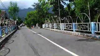 Suasana Pedesaan  Jalan Melewati Pasar Di Desa Tempur Sari Lumajang  Menikmati Udara Pagi Segar