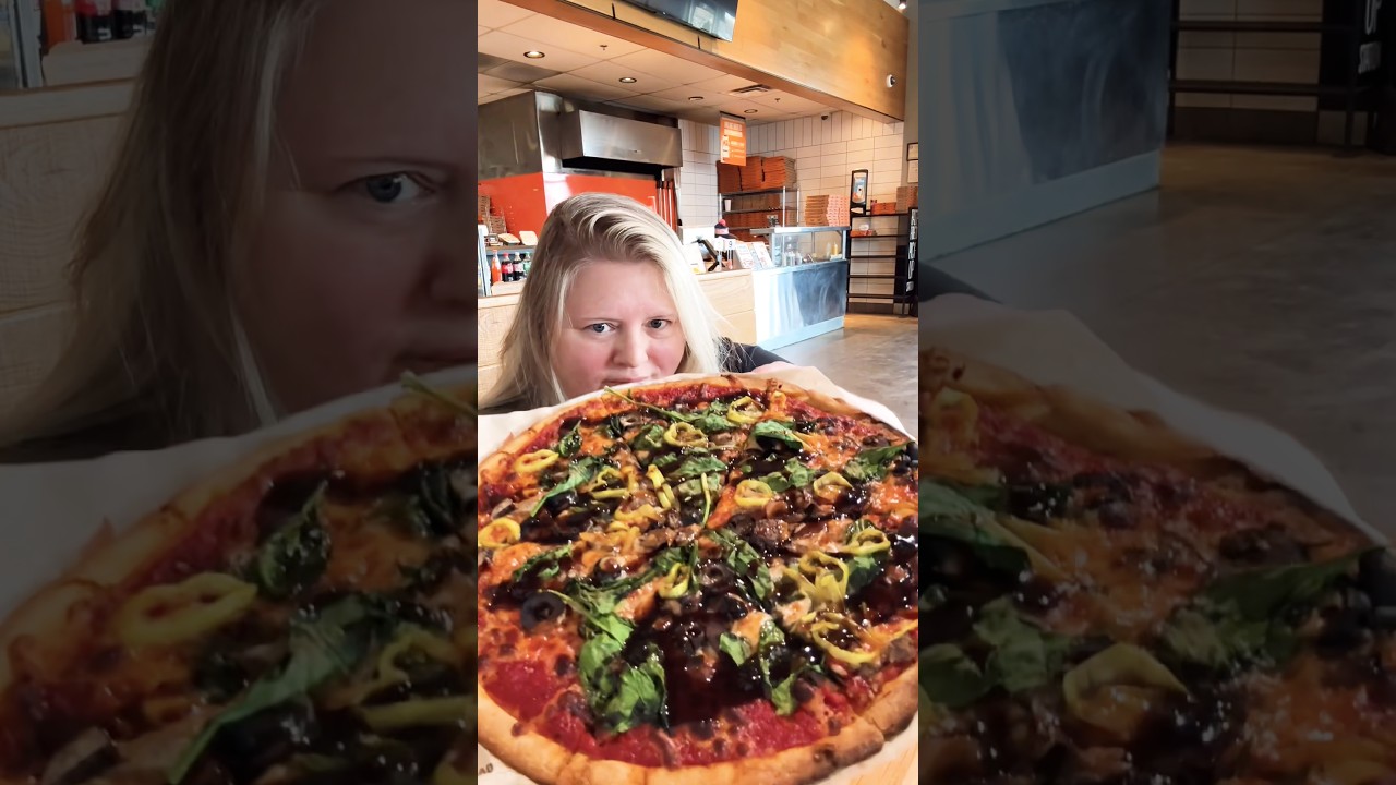 I’m eating THIS and still losing weight #shorts #weightloss #pizza #fatloss #fitnessjourney #glowup