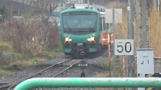 HB‐E300系リゾートしらかみ橅編成　鯵ヶ沢駅入線　キハ48と列車交換