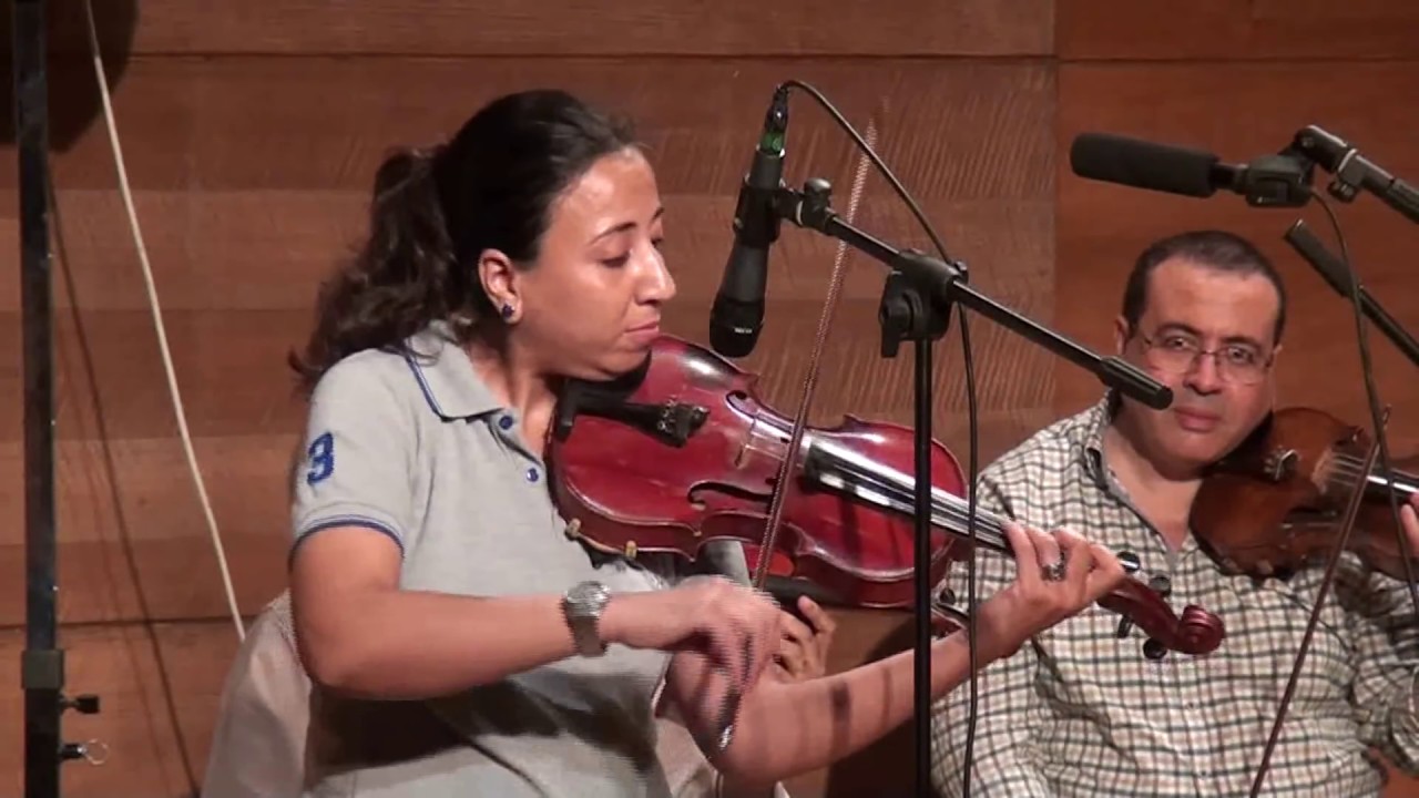 السيدة تعزف اغنية يامسهرنى على الكمان - اداء صوليست الكمان نهال محمد - صالون المنارة 18/7/2018