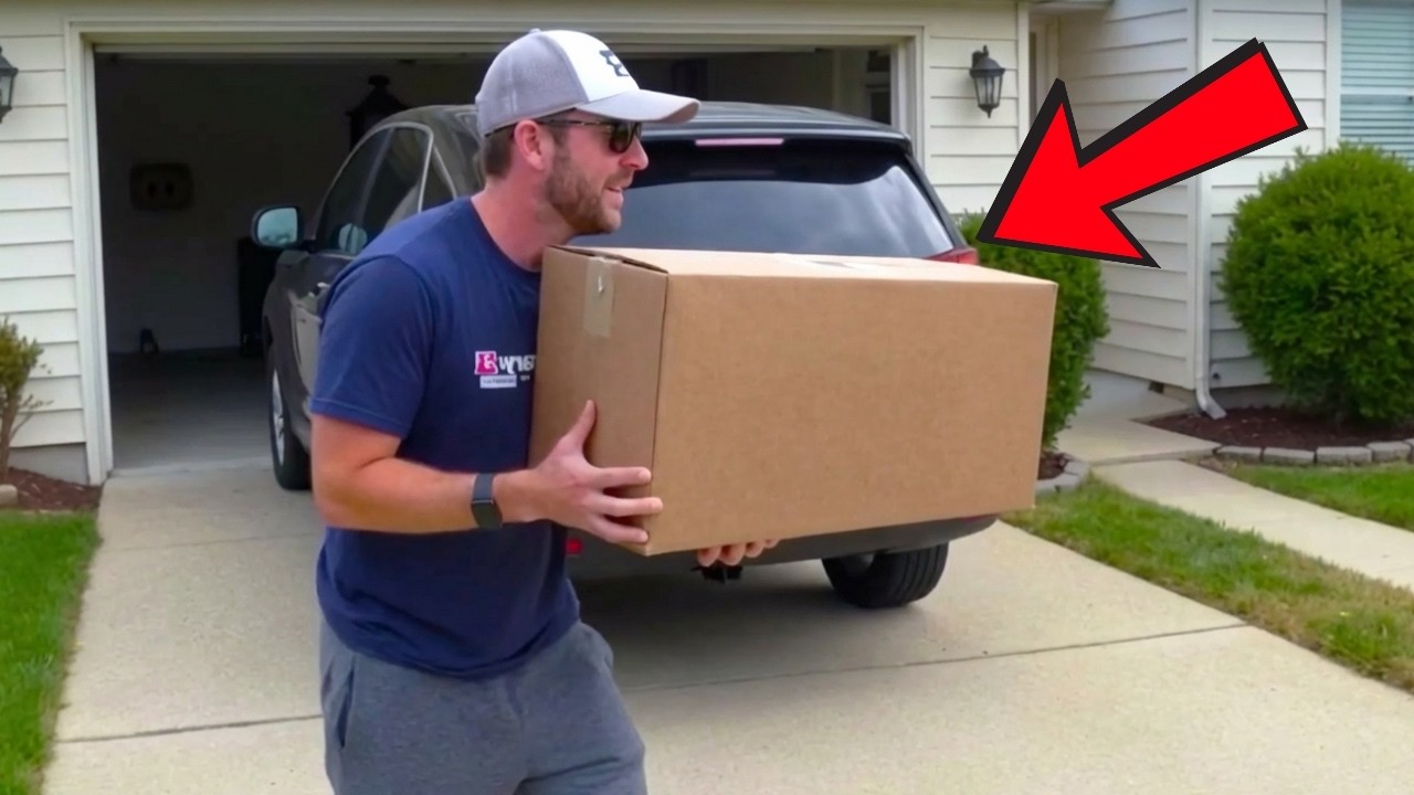 Мужчина по ошибке получал посылки от соседа, но то, что он обнаружил позже, повергло его в шок.