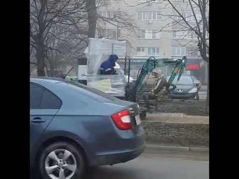 Необычный экскаватор с пассажиром в ковше привлек внимание жителей Ставрополя