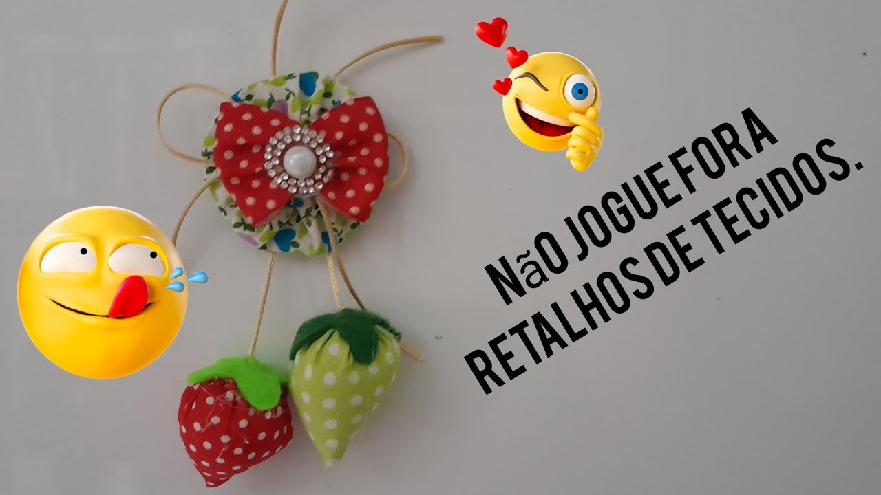 Com retalhos de tecidos faça um lindo imã pra geladeira com morangos de fuxicos.