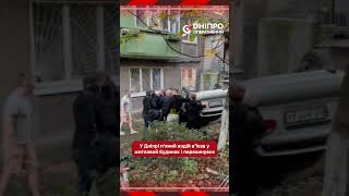 На Гальченка пʼяний водій вʼїхав у житловий будинок Зараз очевидці намагаються перекинути Lanos