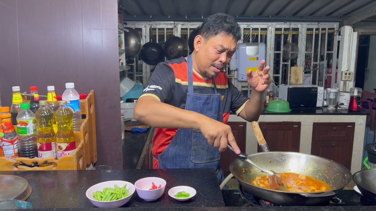 ผัดพริกแกงหมูสามชั้นถั่วฝักยาว หมูสามชั้นนุ่มละมุนลิ้น  หอมกลิ่นพริกแกง โหน่งโชว์