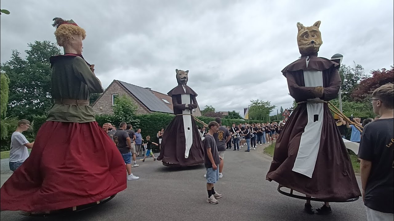 Ducasse de Lorette 2025. Promenade des géants du quartier. 🦊🪶