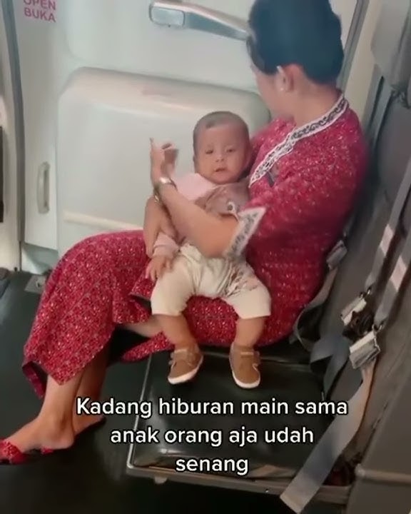 VIRAL PRAMUGARI GENDONG BAYI