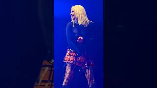 Avril Lavigne slips onstage in London 🥹🫶 #avrillavigne #lovesuxtour #london