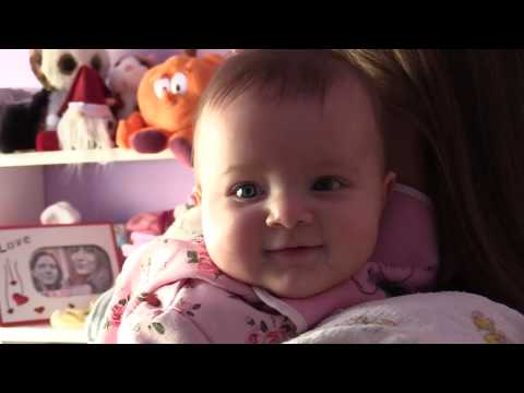 Videó: Az újszülöttek bepólyálva alszanak?