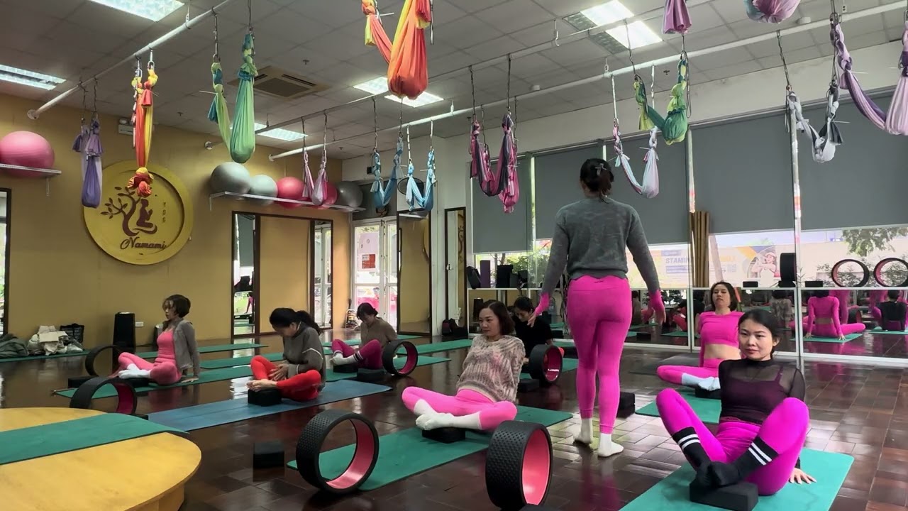 Mở hông chân sau đầu