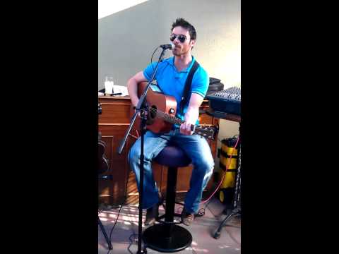 Xabi alonso plays guitare