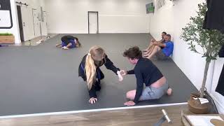 Girl BJJ beats high school wrestlers