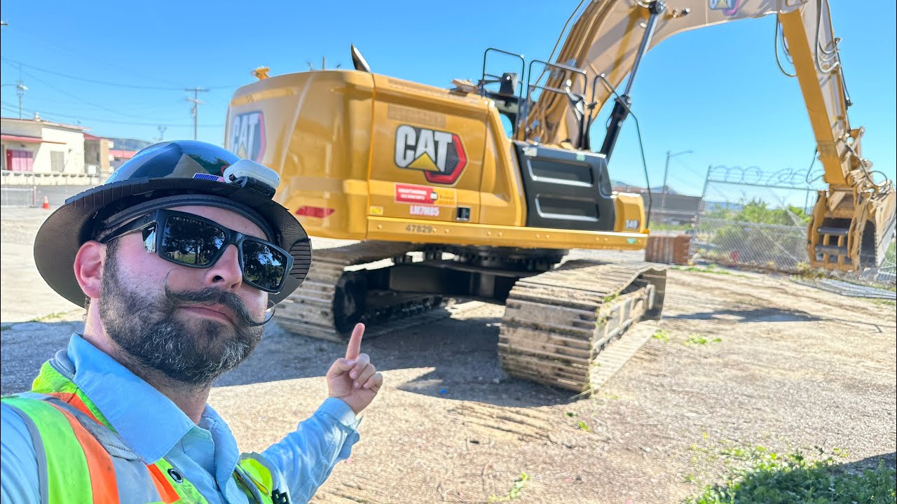 Резка арматуры, перемещение экскаватора CAT 340 для начала демонтажа следующего здания.