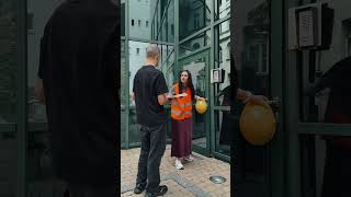 Як думаєте дівчина все таки потрапила до офісу чи ні?🤣#українцівпольщі #польша #українцізакордоном