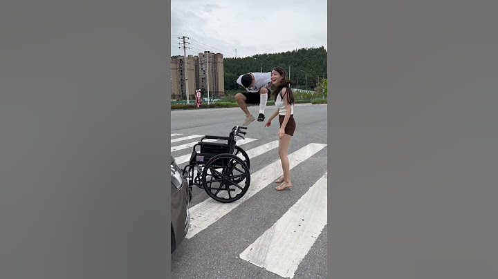 一场意外治好了一条腿，轮椅坐久了，康复了都不知道#万万想不到 #惊不惊喜意不意外刺不刺激 #搞笑 #搞笑夫妻 #沙雕#shorts