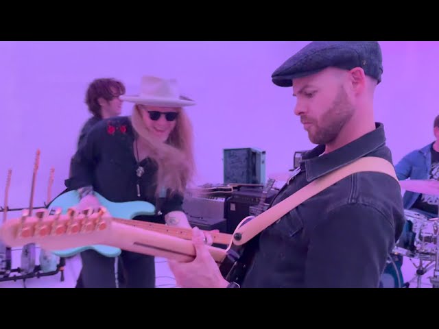 Guarda The Ides of June - Gimme Some More (Official Music Video) su YouTube Guarda The Ides of June - Gimme Some More (Official Music Video) su YouTube