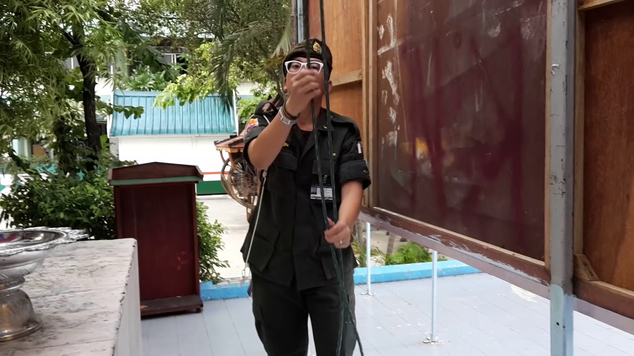 ชักธงชาติ ลงจากยอดเสา