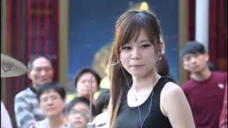Amazing Taiwanese(?) female drummer.