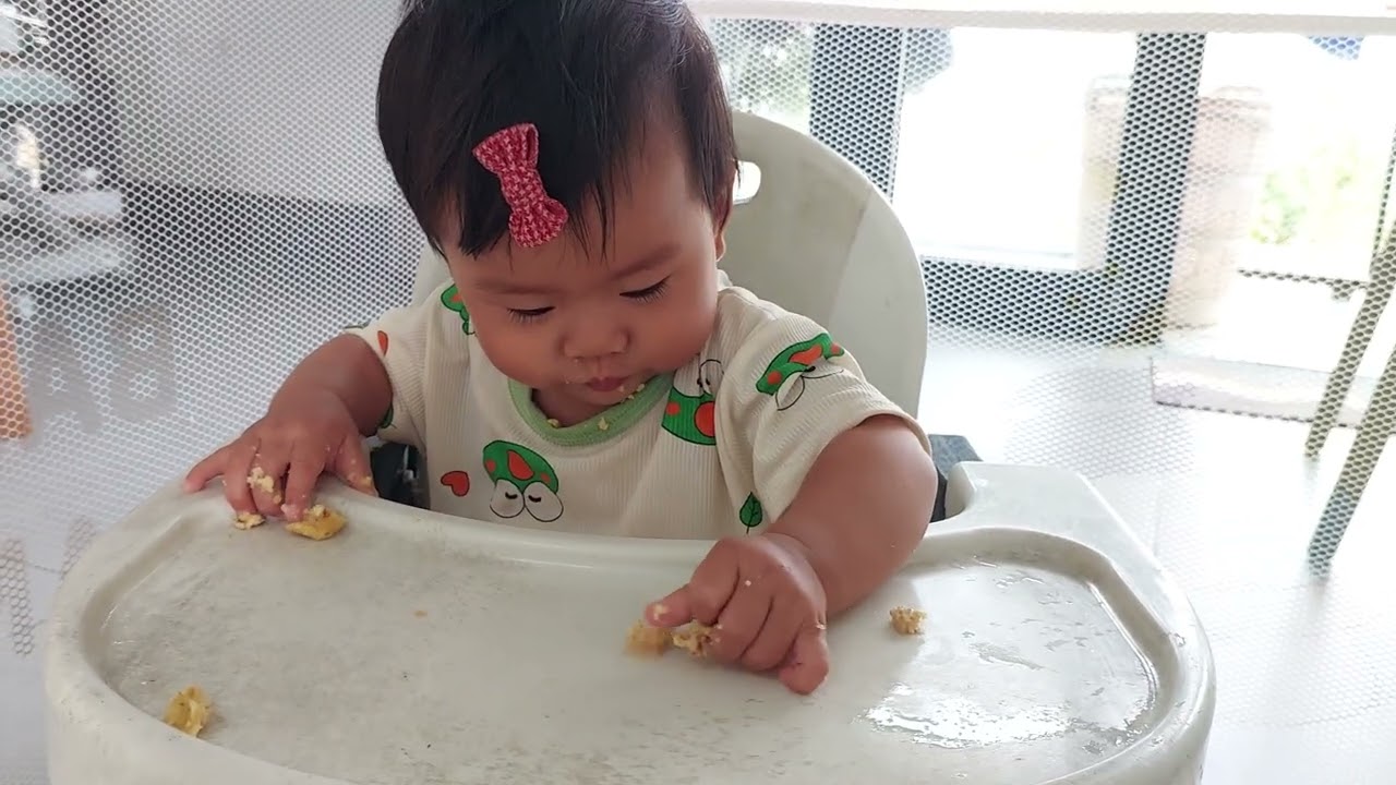 Baby is having afternoon snack. Mẹ làm bánh yến mạch+lòng đỏ trứng gà+ táo+hạt kê cho bé 7th tuổi