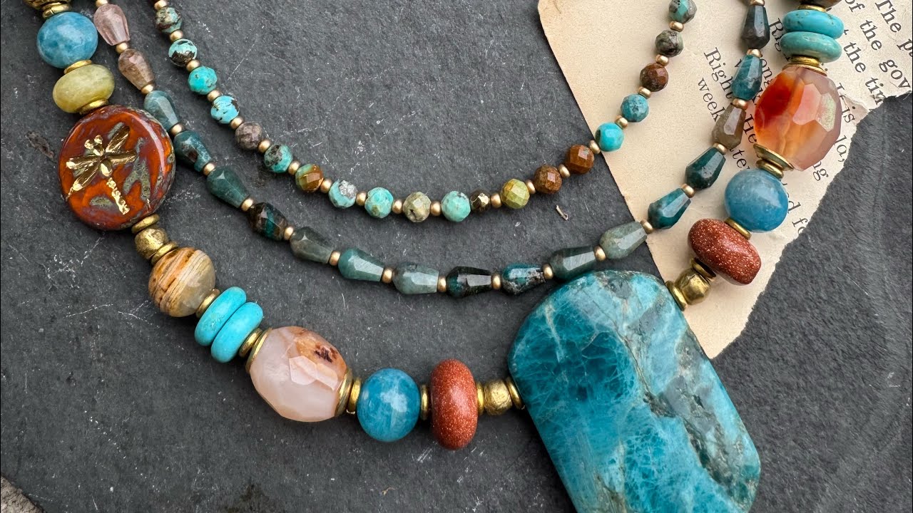 Многорядное ожерелье в стиле бохо. Смешанные камни: апатит, агат, бирюза, чешское стекло.