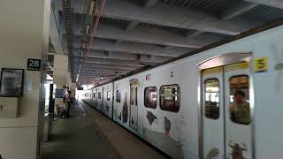 2173次區間車七堵站出站+2008次區間快車(里山動物彩繪列車2.0)進站