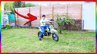 MOMO FAIT DE LA MOTO CROSS DANS MON JARDIN - IL A FAILLI FAIRE UN ACCIDENT !!