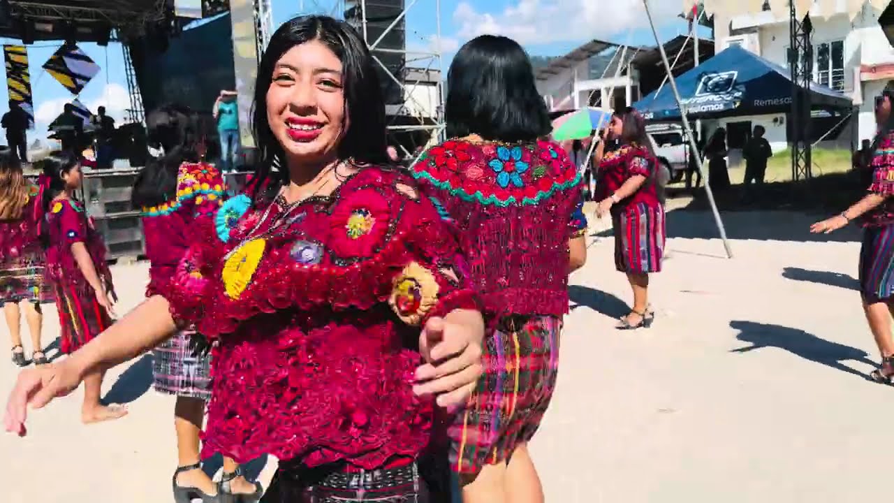CHICAS DE CUBULCO EN LA PISTA DE BAILE
