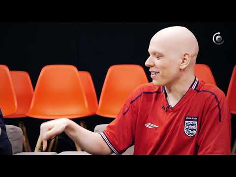 ბაჩო და გური უყურებენ ინტერვიუს ზურაბ ადეიშვილთან