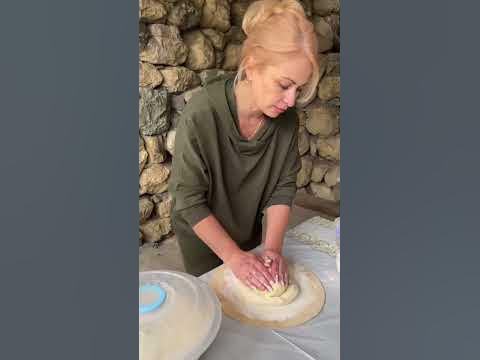 Осетинка научила готовить настоящие осетинские пироги - YouTube