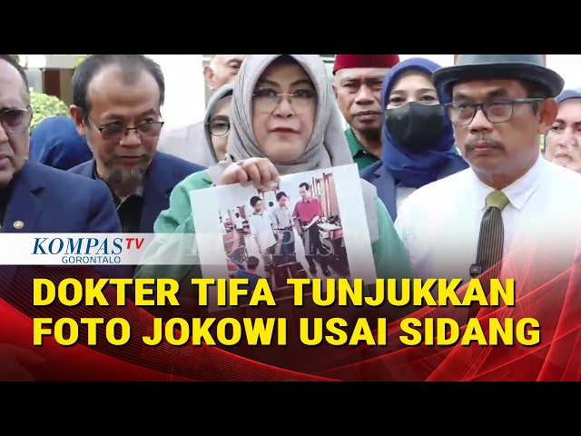 Momen Dokter Tifa Tunjukkan Foto-Foto Jokowi usai Sidang Kasus Ijazah di PN Jaktim