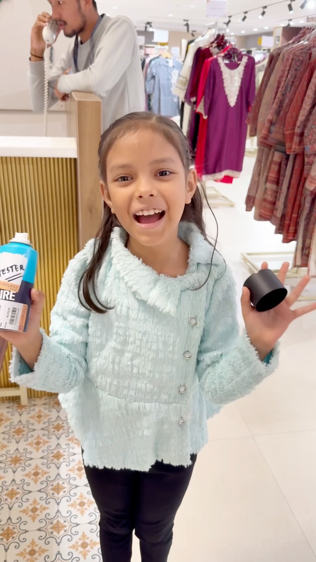 Reedishna Ne Spray Ki Bottle He Khali Kar Di