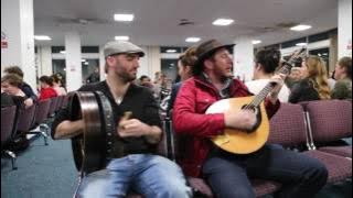 Irish flight delayed so trad session started between DaoiríFarrell, Geoff Kinsella and Robbie Walsh.