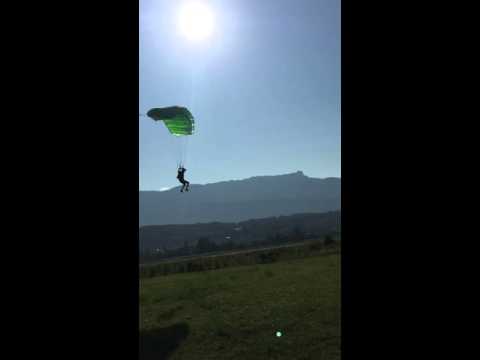 Vidéo: Atterrissage En Parachute