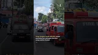 Iring-iringan mobil damkar antar pemakaman petugas damkar yang pingsan di jalan