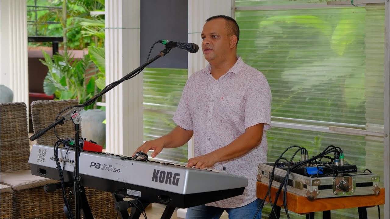 Neele Neele Ambar Par (Kishore Kumar) - Live performance by Simply Keven at De Candolim Deck