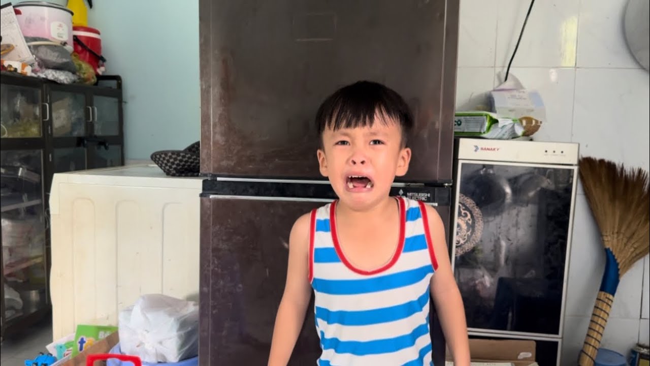 Chuột Chui Dưới Bàn Trốn Vì Sợ Ăn Sầu Riêng #ngocdieuvlog123 #chuotchuiduoibantron