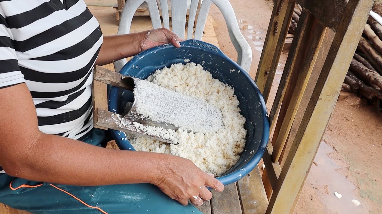 TIRANDO GOMA DA MACAXEIRA EM CASA+MASSA DESIDRATADA