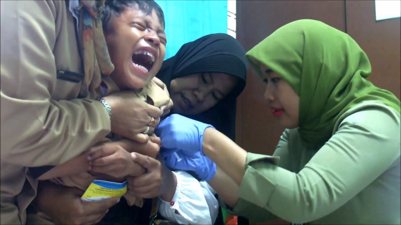 Pemberian Imunisasi MR Di SDN Srengseng Sawah 15 Oleh Tenaga Medis RS Aulia
