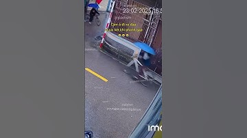 Cầm ô đi xe đạp và cái kết khi phanh gấp 😂 #giaothong #antoangiaothong #laixeantoan #giaoduc #mayman