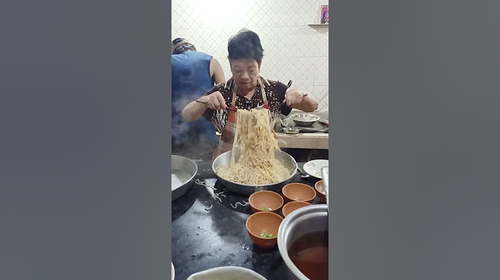 Chinese Lady Making Noodles in Tangra Chinatown Kolkata #youtubeshorts #shorts