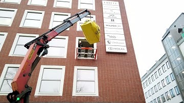 Construction site logistics - Removing building waste using the Liftroller system.