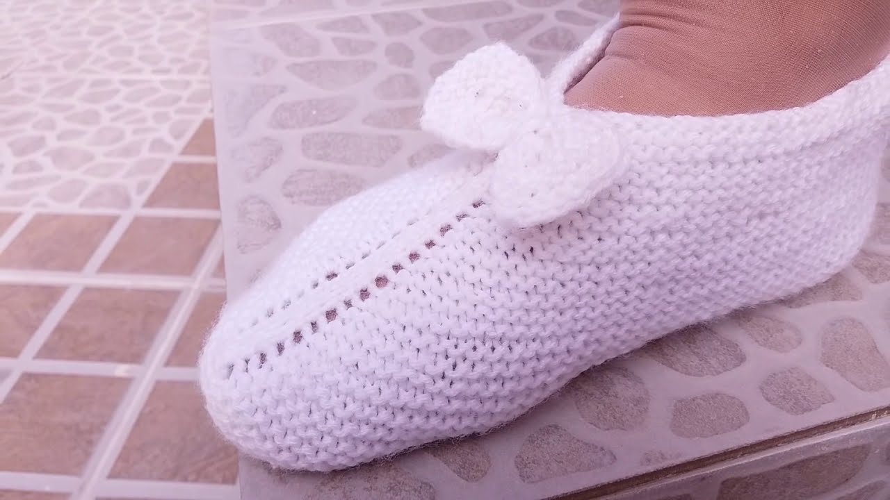Pantuflas de lana con moño tejidas con dos agujas