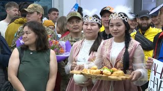 Покорившие Эверест казахстанцы вернулись домой