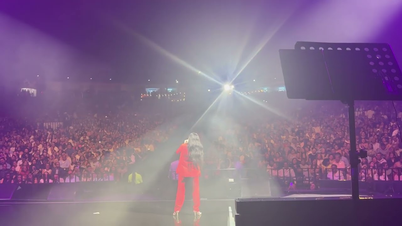 Rosario del Valle en el escenario durante su show tributo a Ana Gabriel