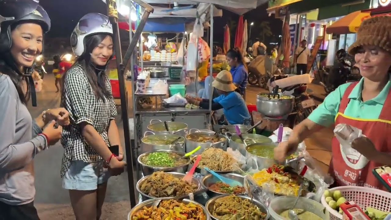 Phsar Thom Battambang in the Evening/ Cambodian Street Food
