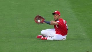BOS@MIN: Rosario slides to make a nifty grab in left