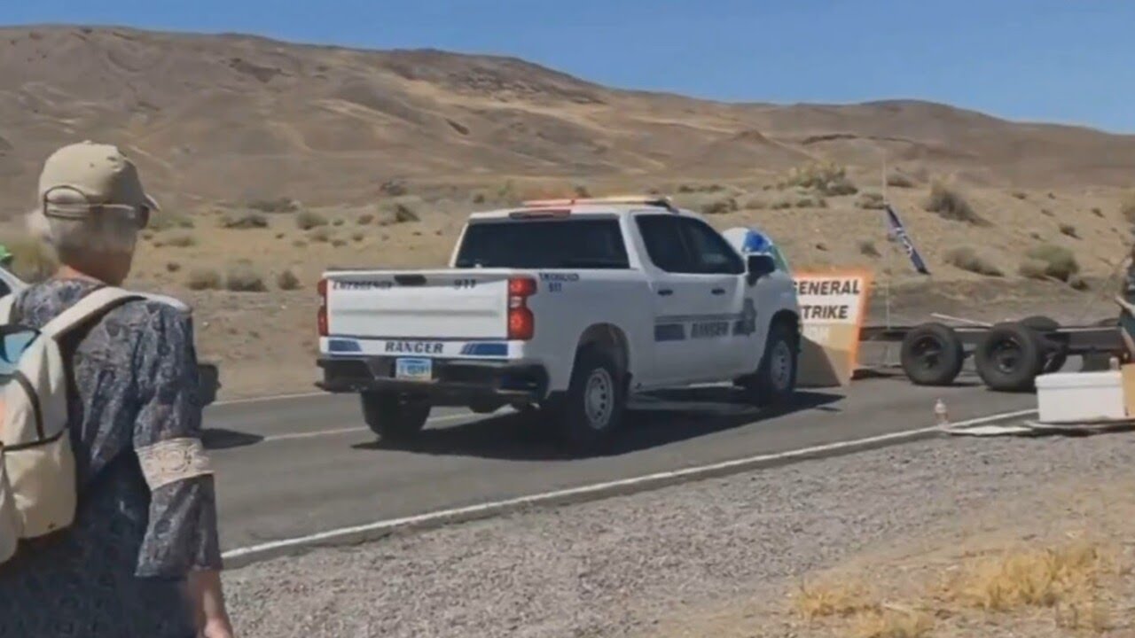 ⁣How Nevada Police 'dealt with' climate protesters blocking road to Burning Man Festival